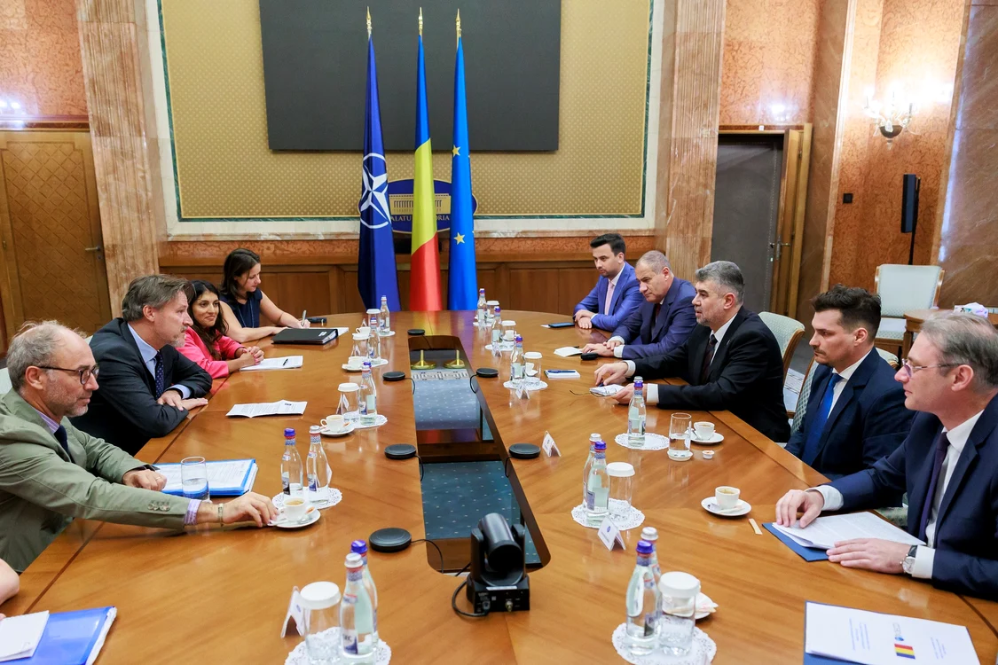 Mai mulți oficiali români și ai OCDE la o masă
