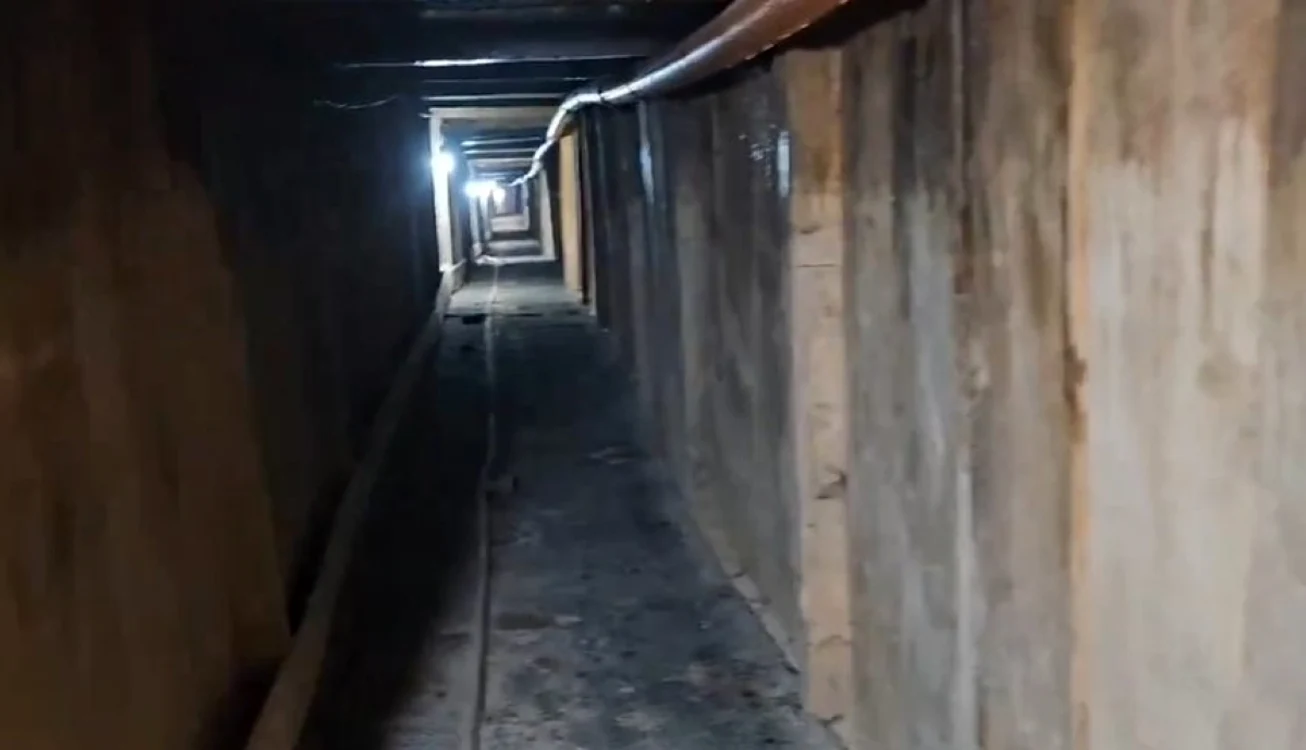Tunelul spre bancă era căptuşit cu lemn şi electrificat. Foto: X