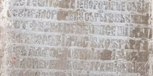 Piatra de legământ cu litere chirilice a Sf Calinic de la Cernica de la Mănăstirea Frăsinei Vâlcea Foto Daciana Stoica jpg