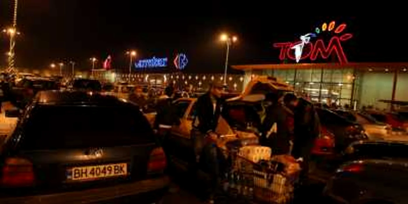 La centrul comercial Tom cu greu găseşti loc de parcare seara 