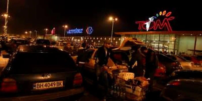 La centrul comercial Tom cu greu găseşti loc de parcare seara 