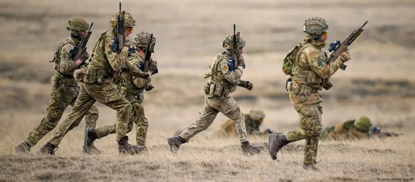Soldați într-un exercițiu NATO la Smârdan, în România, în februarie 2025