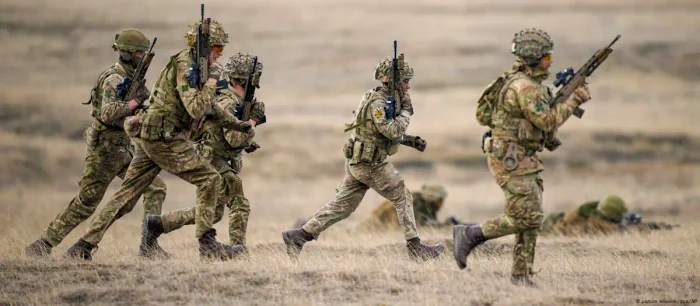 Soldați într-un exercițiu NATO la Smârdan, în România, în februarie 2025