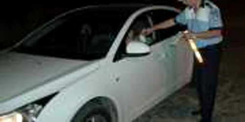 Poliţiştii au oprit pentru control mai mulţi şoferi
