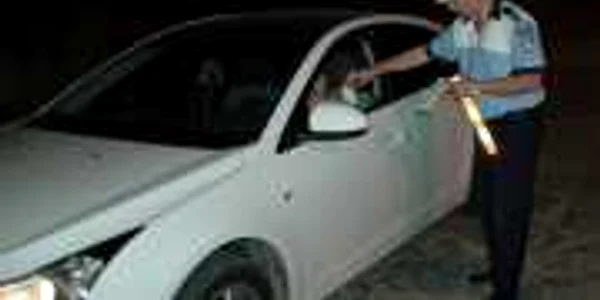 Poliţiştii au oprit pentru control mai mulţi şoferi