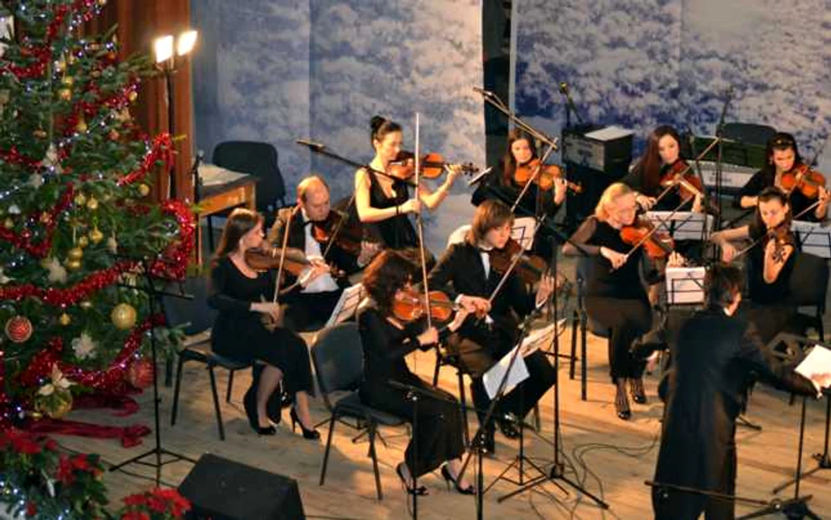 Orchestra Eastern Royal Orchestra se află în turneu în România FOTO campinaph.ro