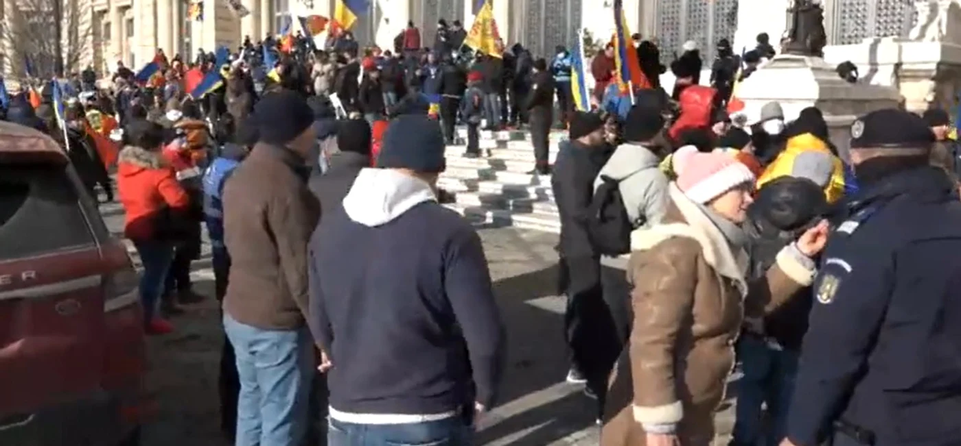 Protestatari în fața Parlamentului FOTO: Captură EpochTimes