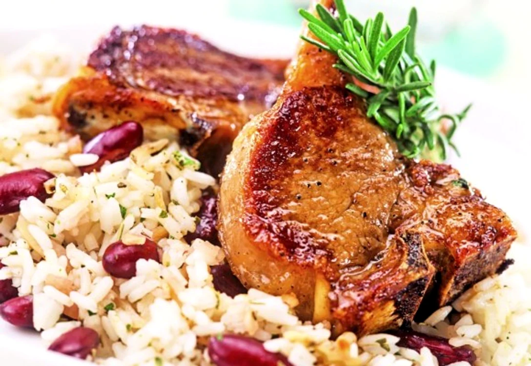 Răsfaţă-te cu aceste cotlete aromate!clickpoftabuna.ro
