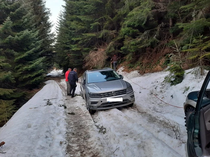 Maşina a rămas înzăpezită pe un drum din Valea Sohodolului FOTO: Jandarmeria Gorj