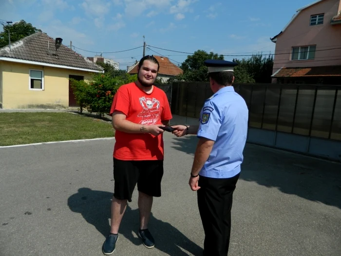 
    Tânărului nu-i venea să creadă că a reintrat în posesia portmoneului  