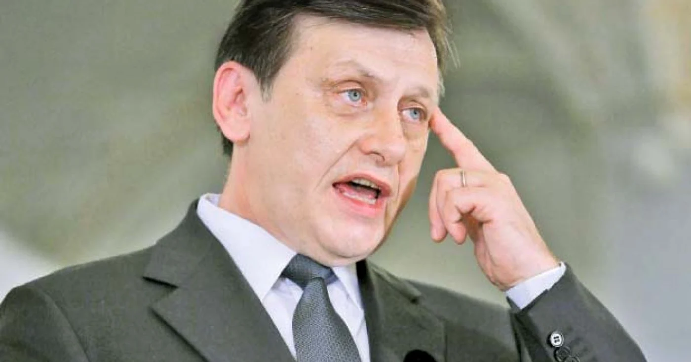 Crin Antonescu trebuie să arbitreze conflictele din filiale