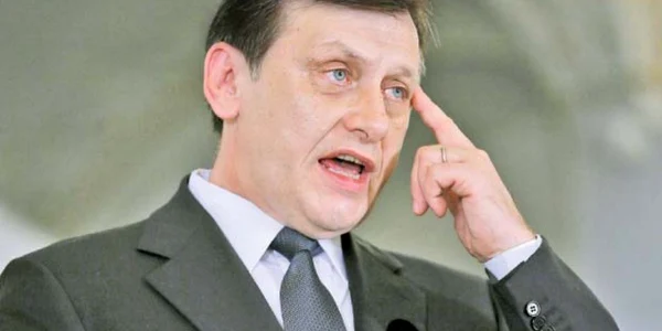 Crin Antonescu trebuie să arbitreze conflictele din filiale