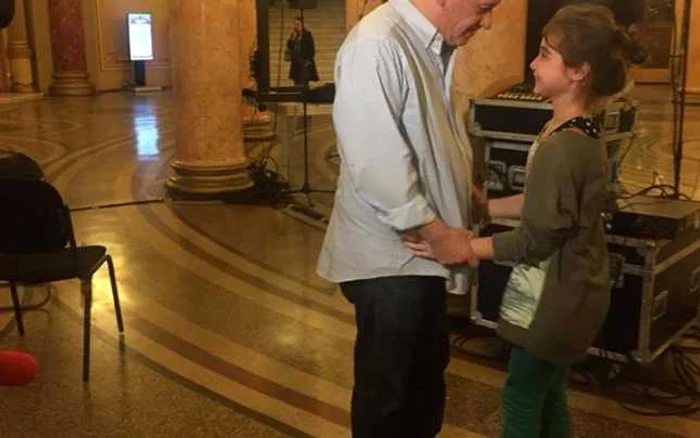 Dirijorul Christian Badea, alături de Natalia, fetiţa-imagine de pe afişul Parsifal  FOTO Mădălina Barbărasă/Tudor Communication