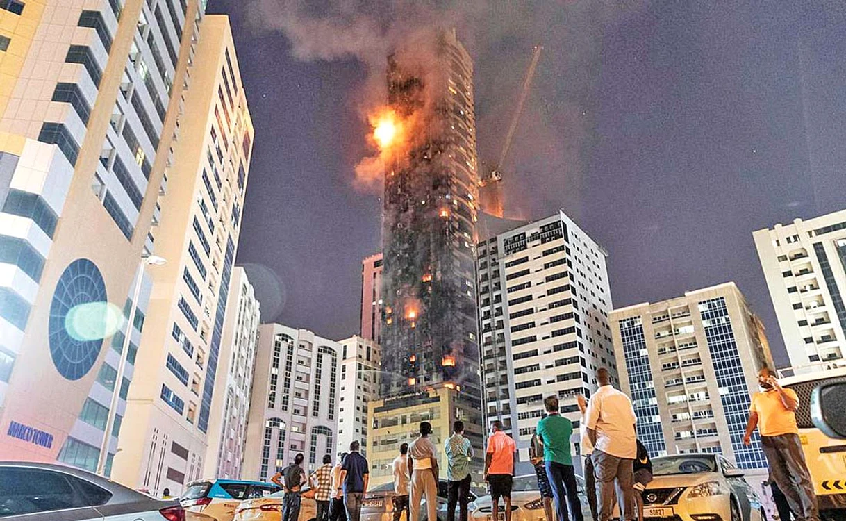 
    Turnul de 48 de etaje a fost  cuprins de flăcări şi abia  după cinci ore pompierii  au stins incendiul  