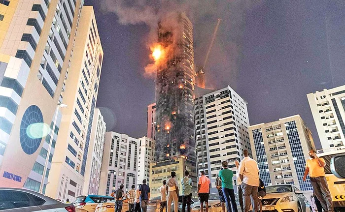 Turnul de 48 de etaje a fost cuprins de flăcări şi abia după cinci ore pompierii au stins incendiul