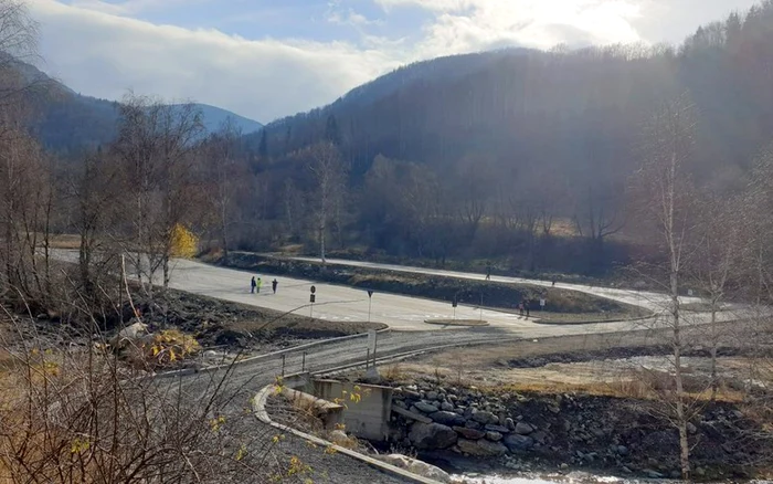 parcare straja foto primaria lupeni