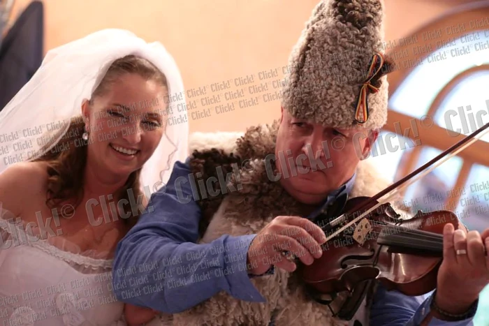 Constantin Cotimanis şi Mărcuţa Florina s-au căsătorit într-un cadru mirific la Vatra Dornei.