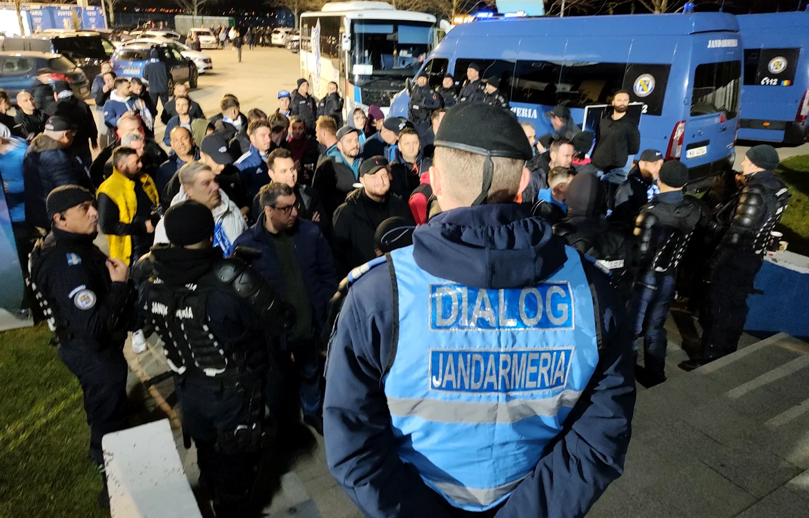 Jandarmeria a confiscat mai multe obiecte periculoase de la suporteri FOTO Arhivă Adevărul
