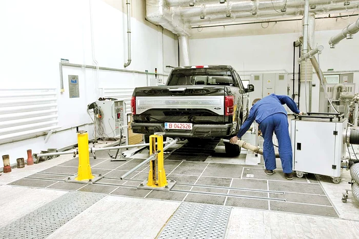 Furtunul cu ajutorul căruia  se colectează noxele este  ataşat de ţeava de eşapament