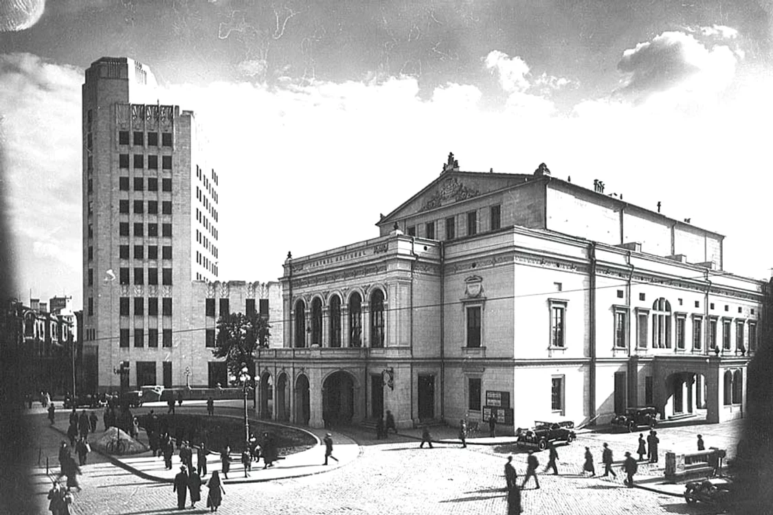 
    1934: A fost inaugurat Palatul  Telefoanelor. Lângă el era  clădirea Teatrului  Naţional, distrusă mai  târziu de bombardamentele din al Doilea Război Mondial  