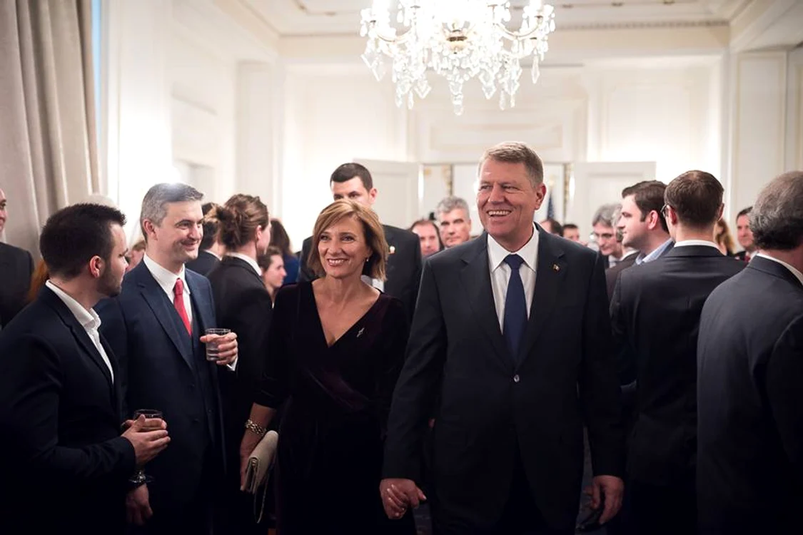 
    Klaus și Carmen Iohannis și-au petrecut prima zi de Paște în mijlocul soldaților din AfganistanFoto: Facebook  