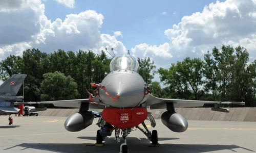 Avion militar F 16 într o bază NATO jpeg