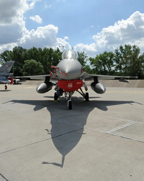 Avion militar F-16 într-o bază NATO