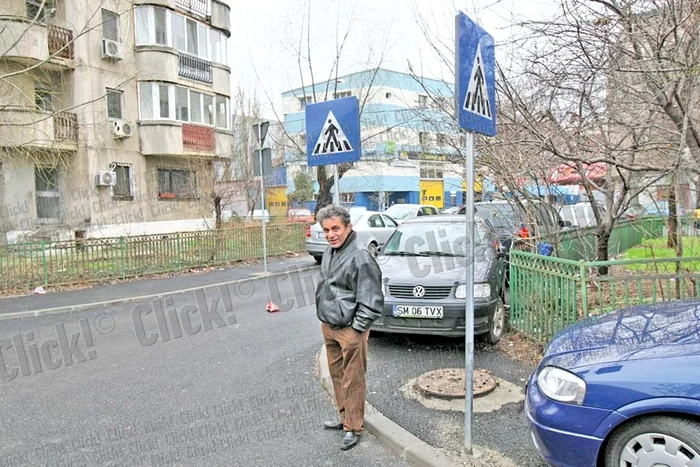 Trecerile de pietoni  pornesc de lângă  un zid şi se opresc  la câţiva centimetri  de botul maşinilor (Fotografii: Dorin Constanda )
