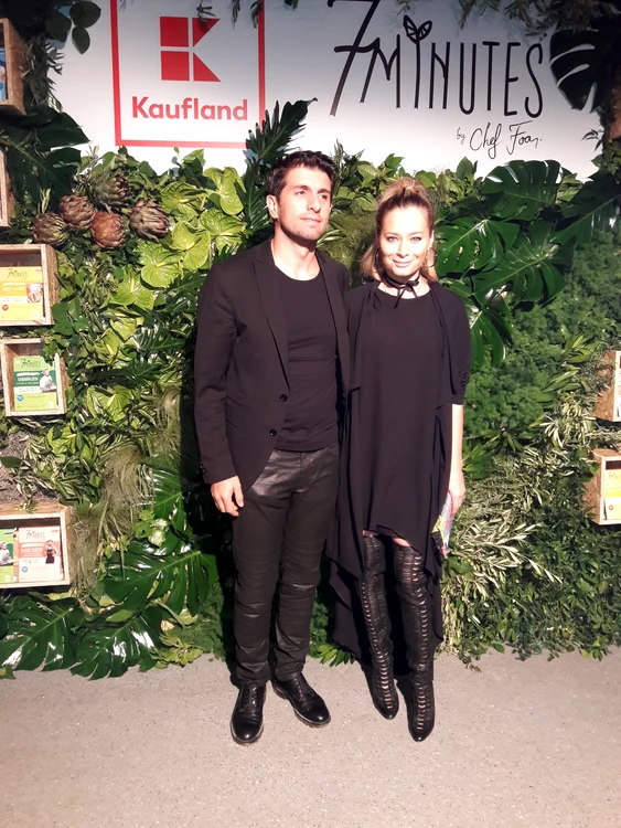 Laura Cosoi și Cosmin Curticăpean, și ei îmbrăcați la fel