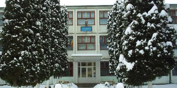 Învăţătoarea predă la Şcoala Generală nr 4 din Braşov