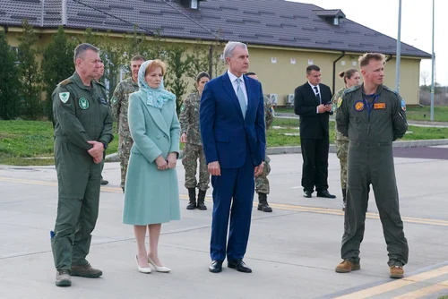 Margareta a Romaniei și Principele Radu în vizita la baza aeriana 86 Borcea, Foto Casa Regala a Romaniei