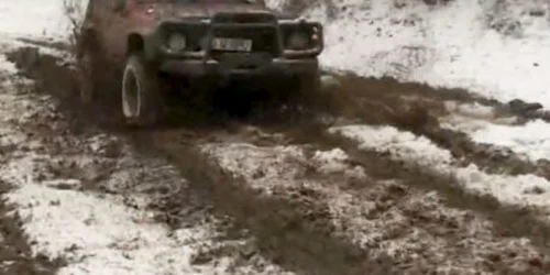 Împătimiţii off-roadului şi-au murdărit maşinile pe terenurile de lângă oraş