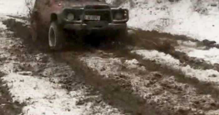 Împătimiţii off-roadului şi-au murdărit maşinile pe terenurile de lângă oraş