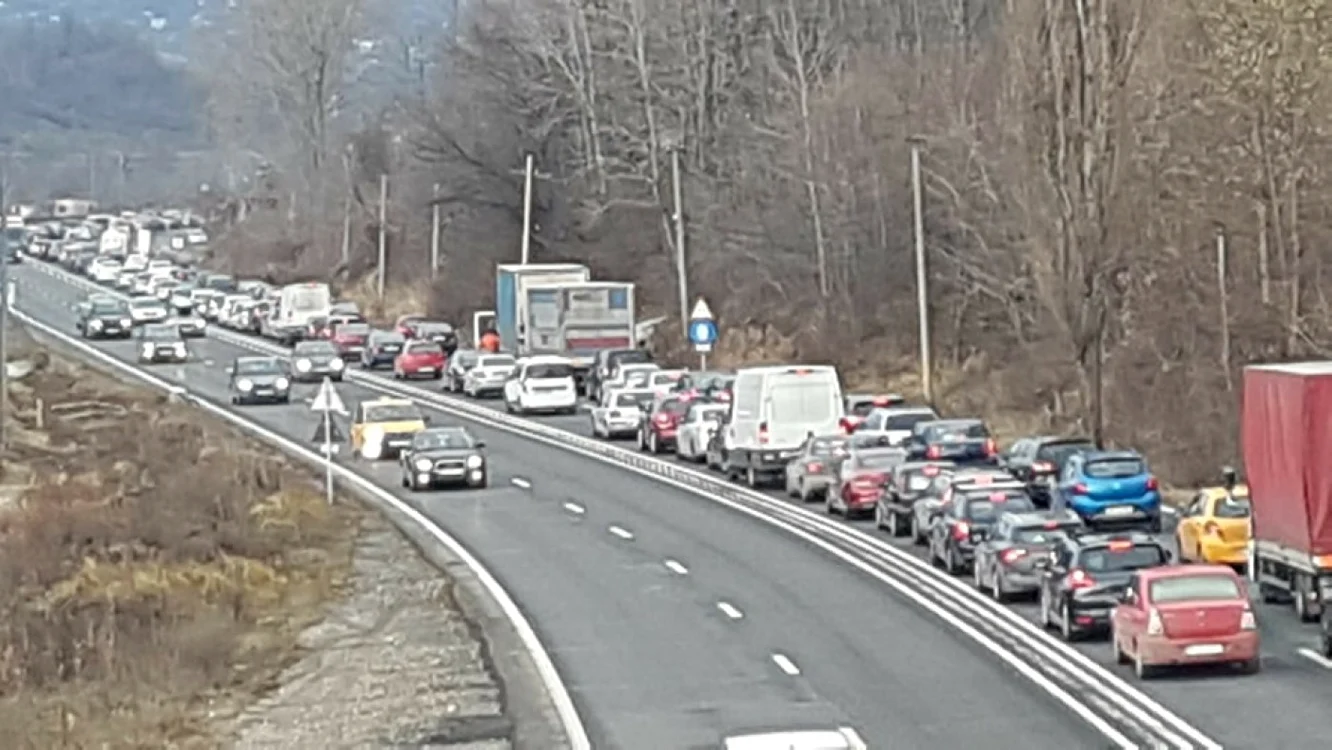 Stâlpul, lung de aproape 4 metri, s-a părbuşit perpendicular pe drum FOTO Diana Frîncu