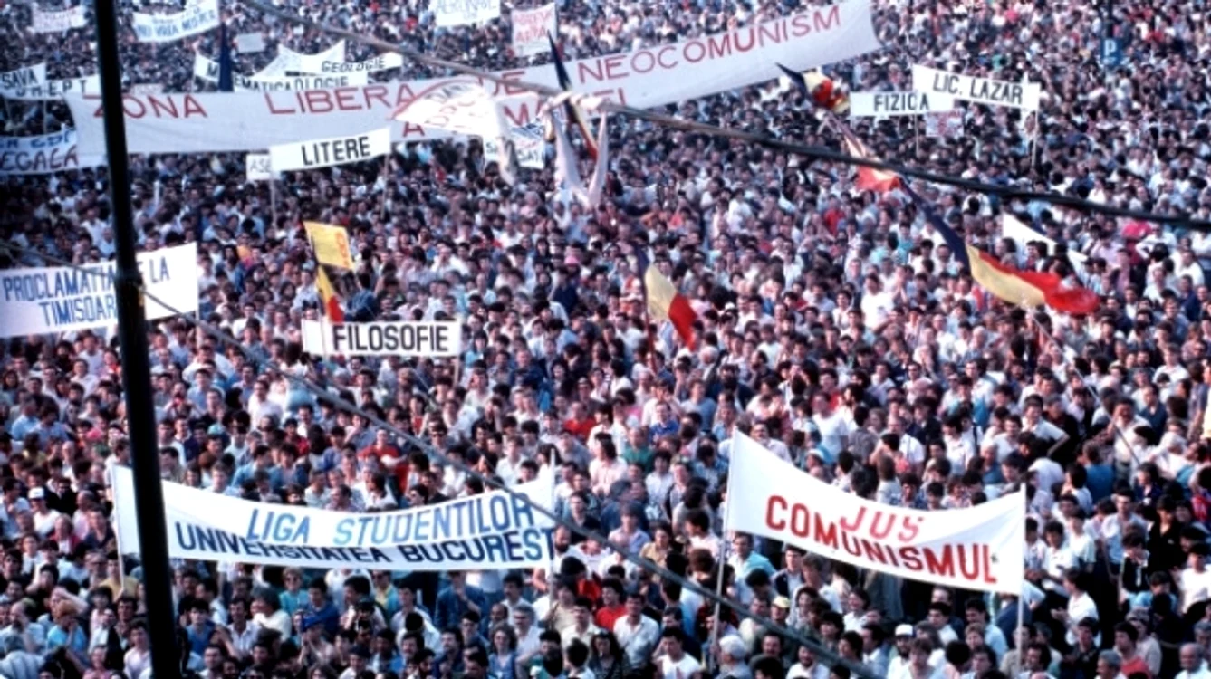 Chiar și 50.000 de persoane se strângeau zilnic, în 1990, în Piața Univeristății, cerând demisia guvernului FSN