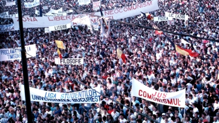 Chiar și 50.000 de persoane se strângeau zilnic, în 1990, în Piața Univeristății, cerând demisia guvernului FSN