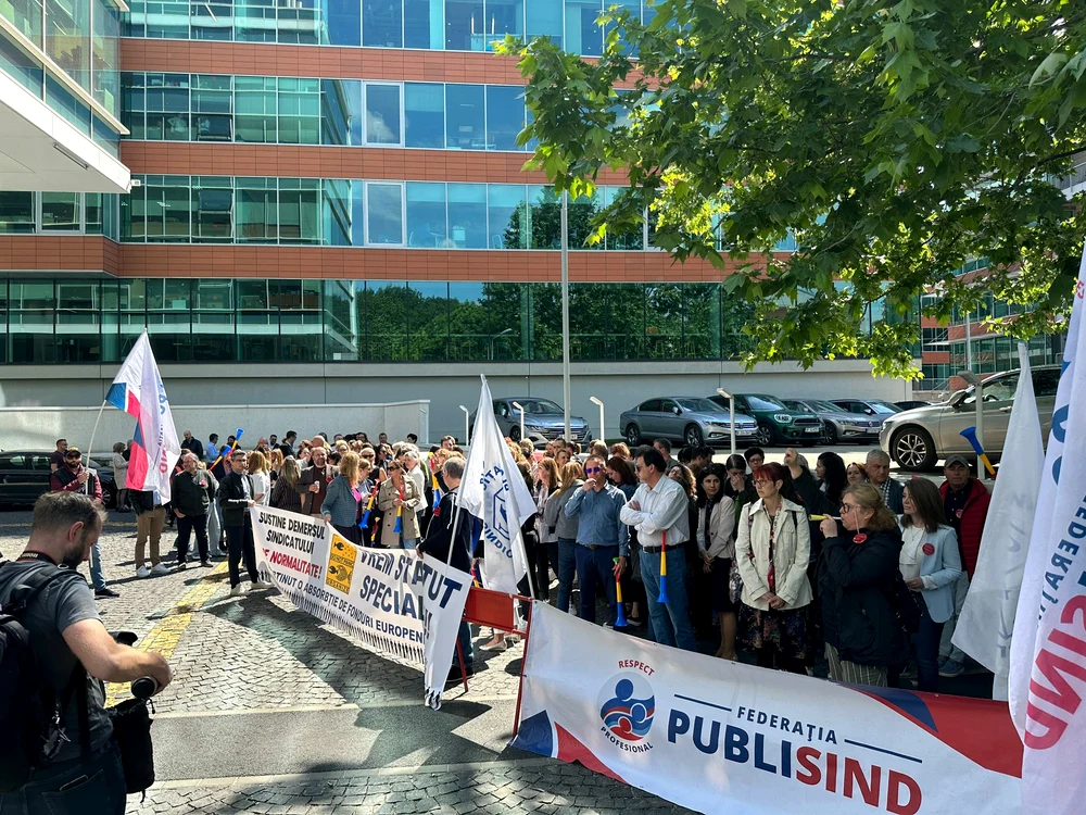 Angajații MIPE au protestat în fața instituției FOTO Poze amator 