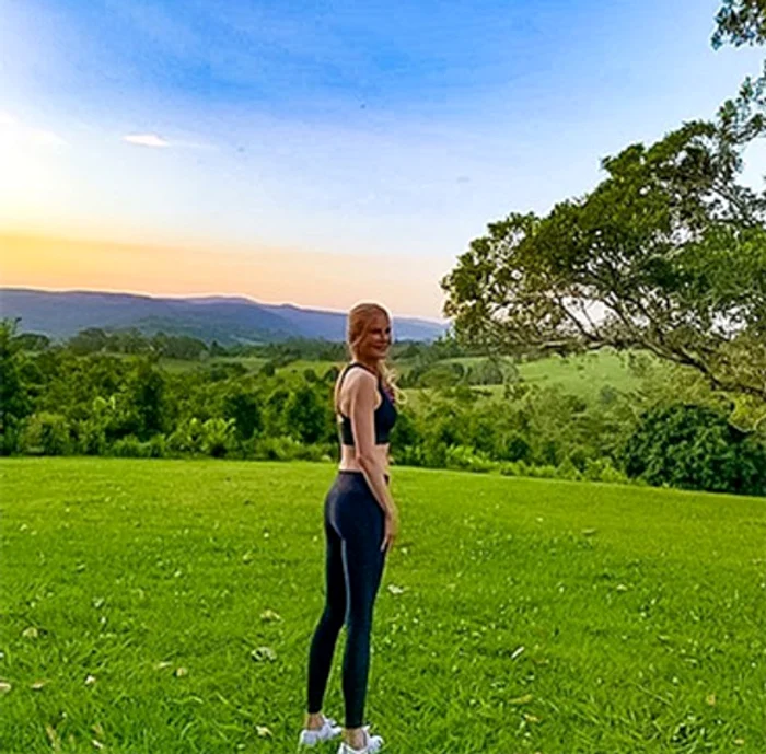 
    Drumeţie în pădure  