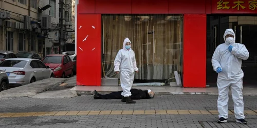 Barbat mort pe strada in Wuhan FOTO AFP/Getty Images