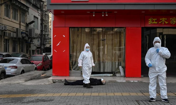 Barbat mort pe strada in Wuhan FOTO AFP/Getty Images