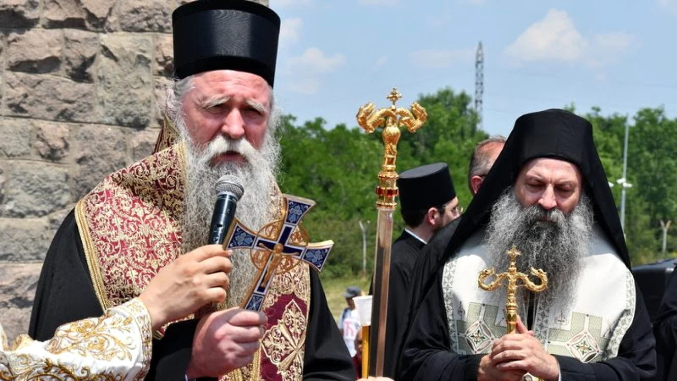 Mitropolitul Joanikije (stânga) şi Patriarhul Profirije (dreapta) FOTO Biserica Ortodoxă Sârbă
