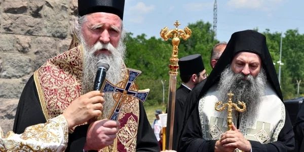 Mitropolitul Joanikije (stânga) şi Patriarhul Profirije (dreapta) FOTO Biserica Ortodoxă Sârbă