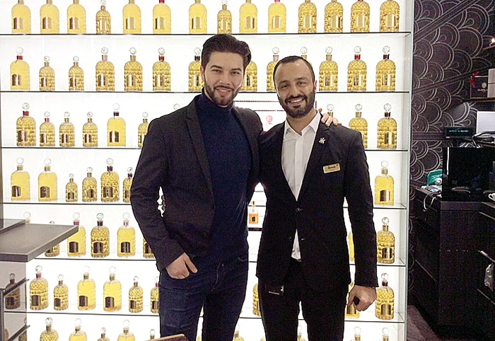 Vinde parfumuri  de lux în magazinul  Harrods din  centrul Londrei