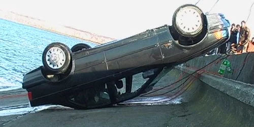 Ramnicu-Valcea: Automobilul a fost găsit în apă, după două zile de căutări. 