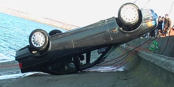 Ramnicu-Valcea: Automobilul a fost găsit în apă, după două zile de căutări. 