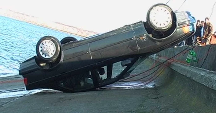 Ramnicu-Valcea: Automobilul a fost găsit în apă, după două zile de căutări.