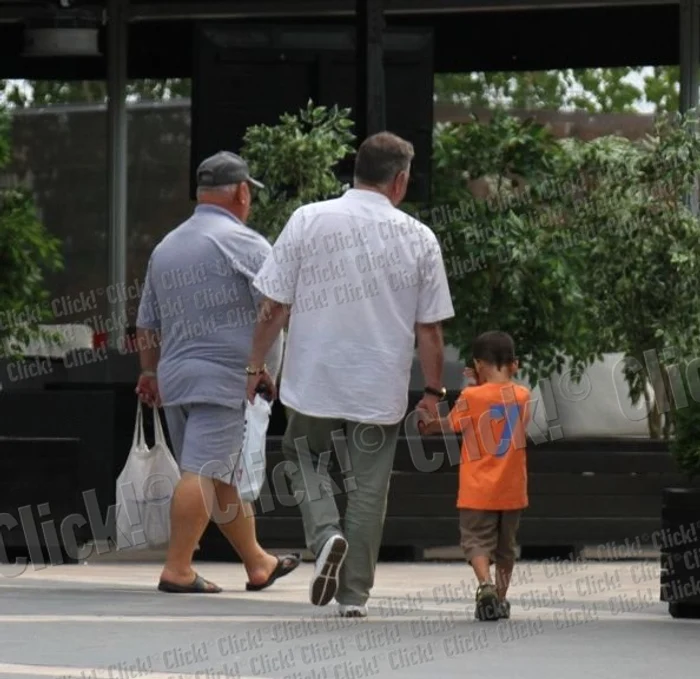 Mădălin Voicu şi-a aşteptat nepotul pe bancă. (Foto: Alex Muscaliu)