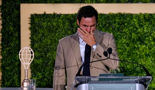 Roger Federer plange ok jpg