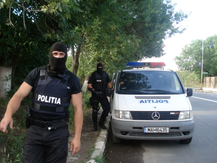 Poliţiştii au descoperit arme deţinute ilegal