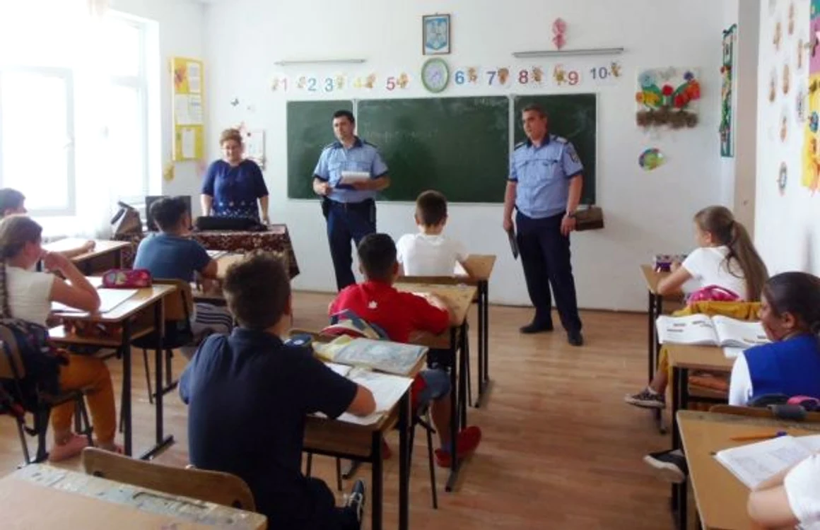 Elevii, instruiţi de poliţişti FOTO IPJ Ialomiţa